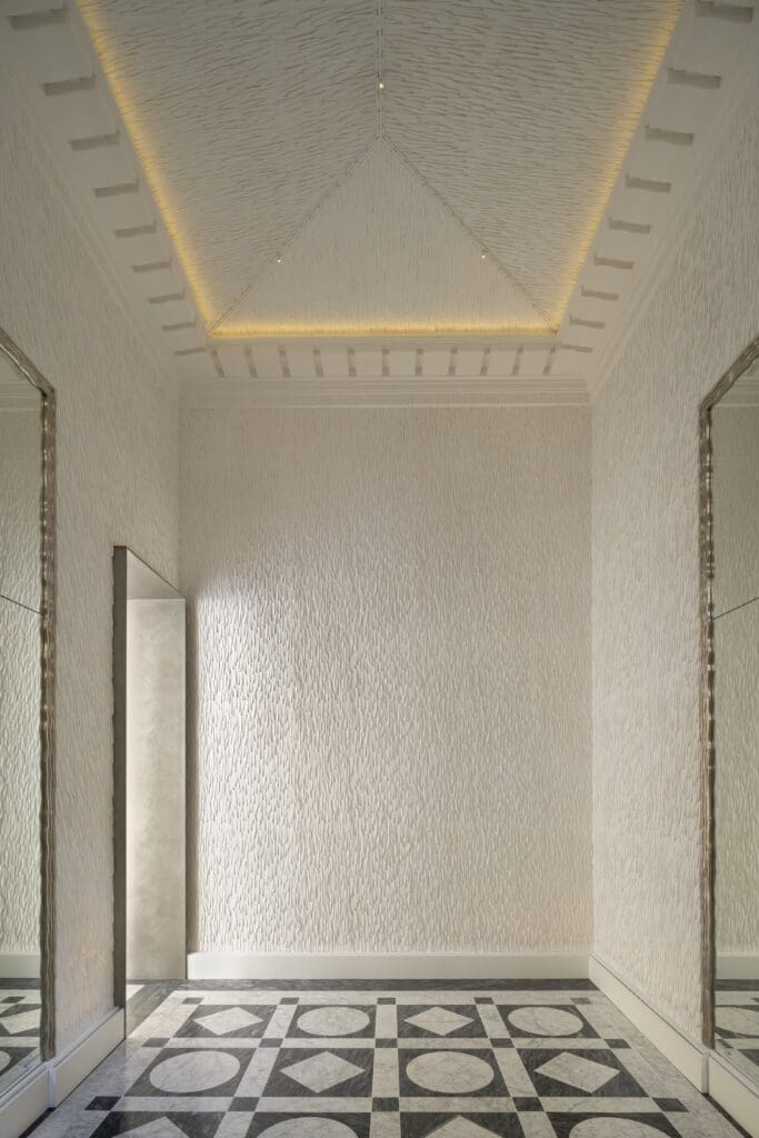 Lobby rue Laugier, Féau Boiseries  (Photo by Jacques Pepión)