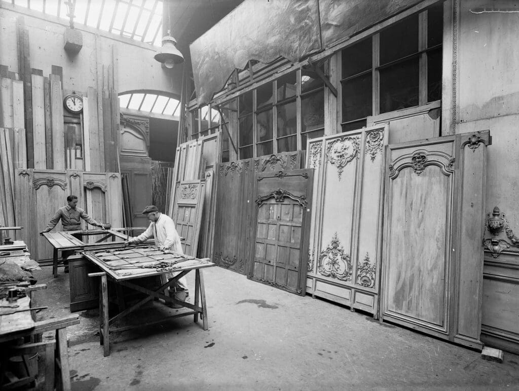 Craftsmen working in the 1930s at the Féau Boiseries workshop. (Archive photo)