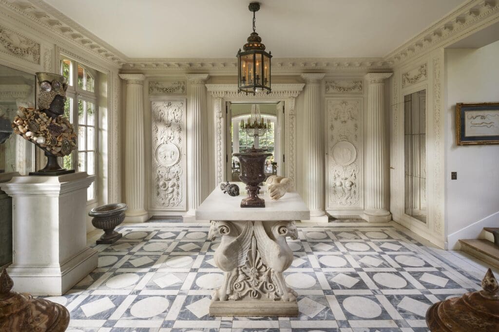 In Guillaume Féau's home, the entrance decorative scheme replicates
Claude-Nicolas Ledoux’s "Four Continents" boiseries; white-and-blue marble floor designed by Guillaume Féau. Bust by Anthony Redmile, circa 1970. (Photo by Jacques Pepion)