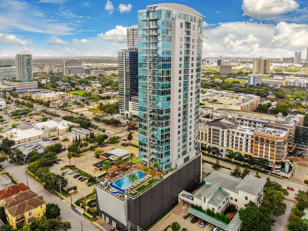 For those who appreciate contemporary aesthetics and panoramic vistas, 2727 Kirby represents modern tower living in the River Oaks neighborhood.