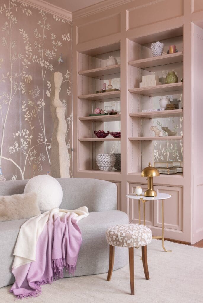 Sitting room at 1069 Kirby Drive with custom hand-painted de Cournay wallpaper (Photo by Laurie Perez)