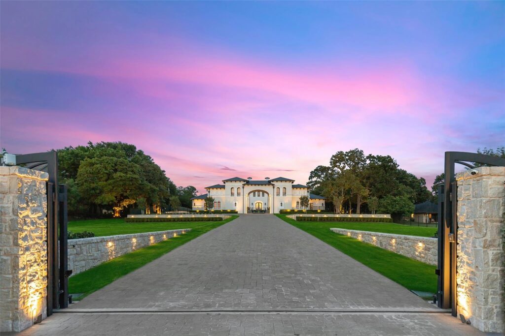The entrance to 1469 Sunshine Lane features a long, stone-lined driveway. (Full Package Media) 