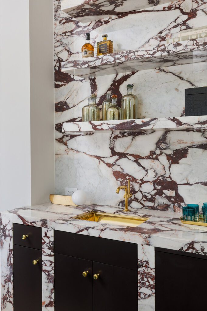 From seasoned countertop installers to creative interior designers to meticulous homeowners or visionary home builders, Stratus Surfaces helps everyone bring dreams to life.