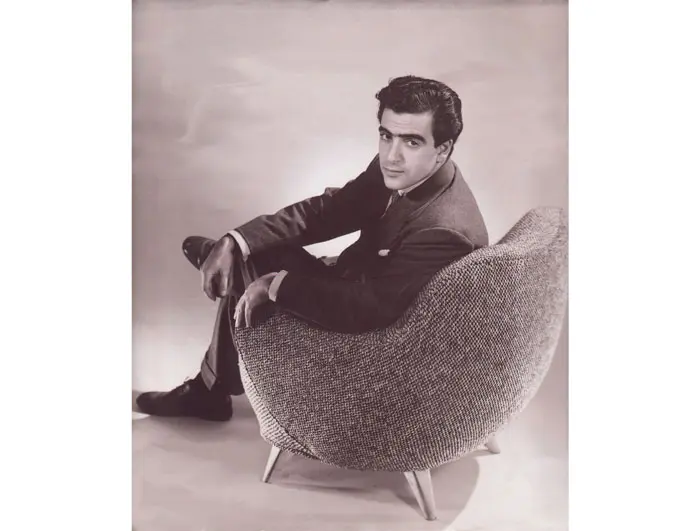 Vladimir Kagan in the early
days, sitting in his barrel chair
design.