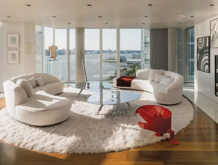 Tony Ingrao and Randy Kemper of New York interior design firm Ingrao, Inc., selected a pair of Kagan’s Serpentine sofas for an apartment overlooking the Hudson River in Manhattan.