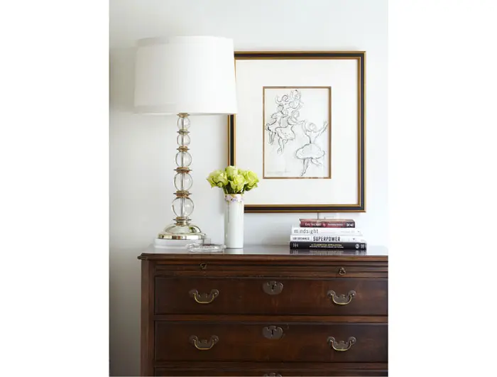 In the bedroom are a Baker lamp, an early lithograph by Marc Chagall, an antique vase hand painted in gold leaf by Mary Ella’s grandmother and a Chippendale chest that belongs to John Bitzer.