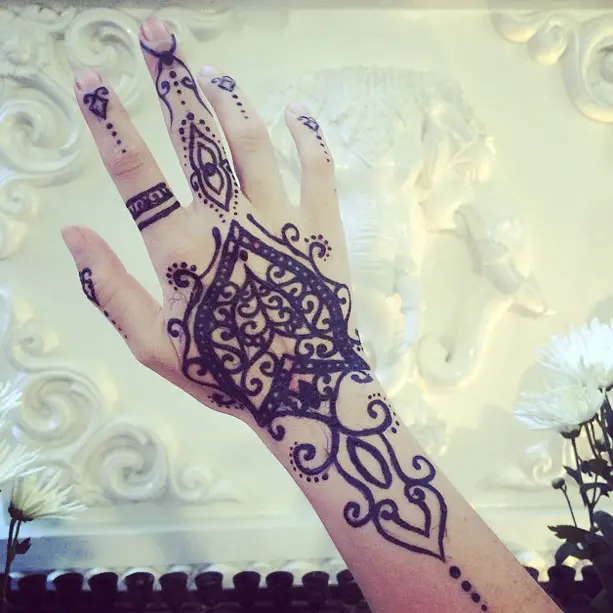 Henna tattoo on the streets of Bangkok.