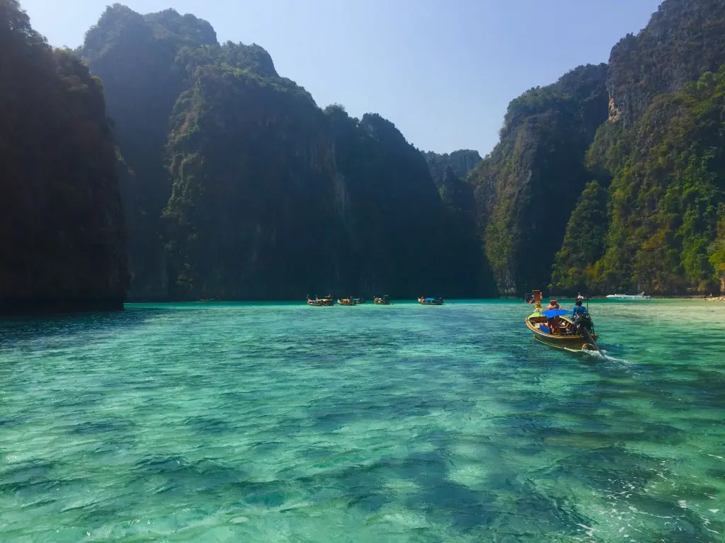 Island tour by speedboat.