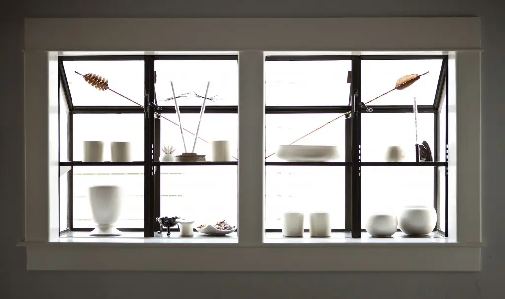 A window niche holds the
artist’s trove of pottery,
alongside handmade arrow
sculptures by Fredericks +
Mae, a gift from her sister.