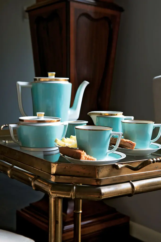 This Art Deco tea set, discovered online, was too good to pass up. Its colors and interesting silhouette feel like “pure
sculpture,” Gordon says.