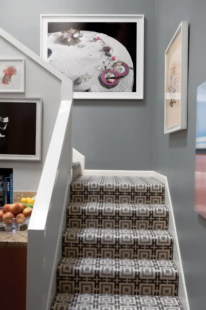 David Hicks carpet on the stairs adds unexpected dimension without detracting from the art. Laura Letinsky’s Rome, 2009, enlivens this 17-foot-tall space, which is
both stairwell and kitchen.