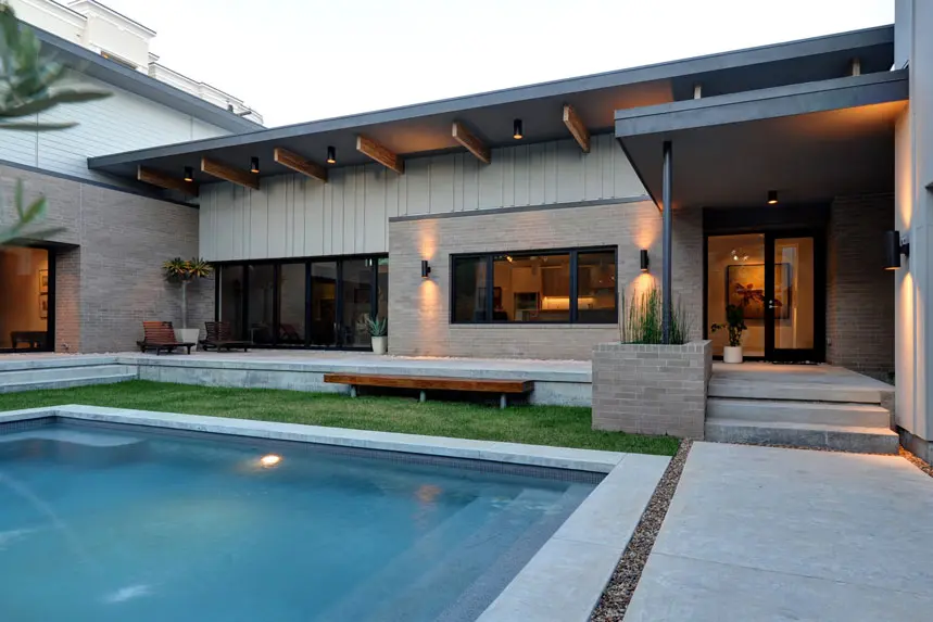 This West University residence by studioMET Architects boasts a beautiful, introverted courtyard. 