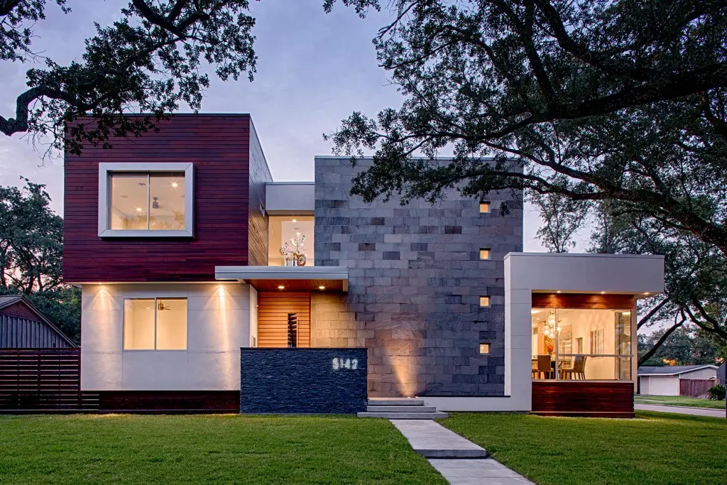 Inside the Bellaire neighborhood, Keith Messick from Merge Architects created a house supported by concrete piers – an elegant way to mitigate the impact of a flood. 
