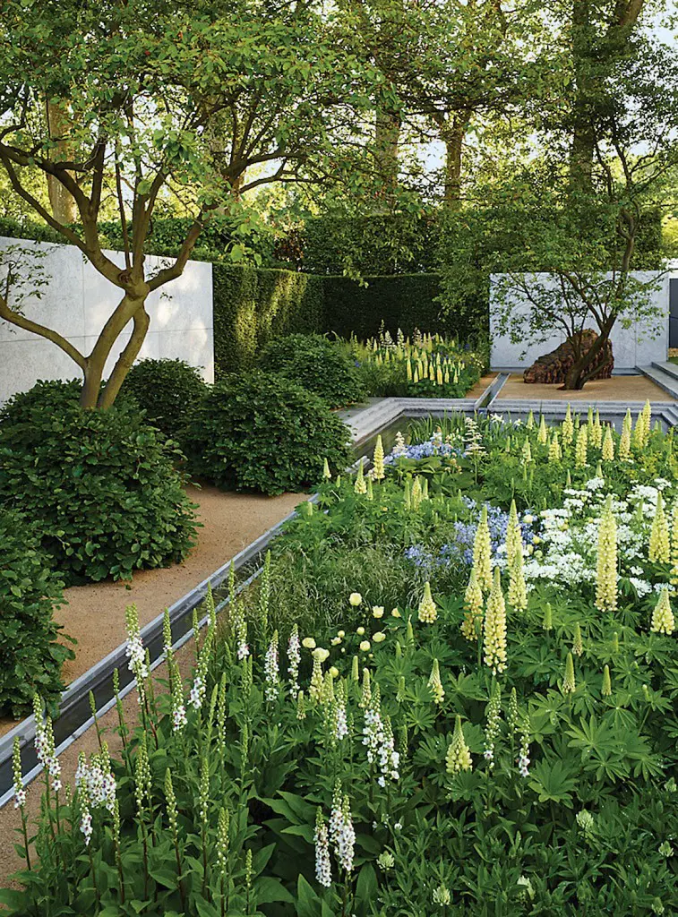 Giubbilei design: Chelsea Flower Show 2014 (Best in Show Gold Medal Winner). (Garden images Steven Wooster, © Luciano Giubbilei)