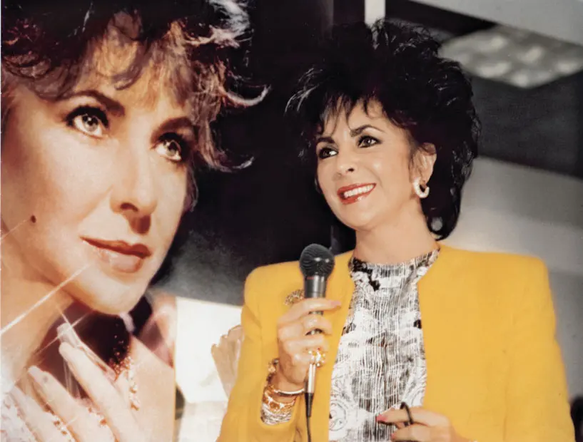 Elizabeth Taylor charms the crowd at Neiman Marcus NorthPark, 1987.