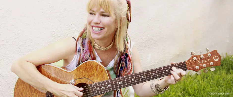 A Johnny Carson Favorite: Texas Music Force Sara Hickman Comes Home to Play The Duck