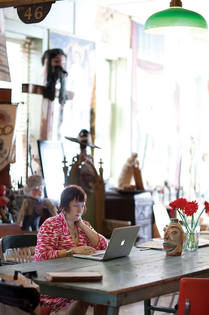 Julie Webb working at
her end of the big green
Texas ranch table, which
has also been the scene
of some wild dinner
parties