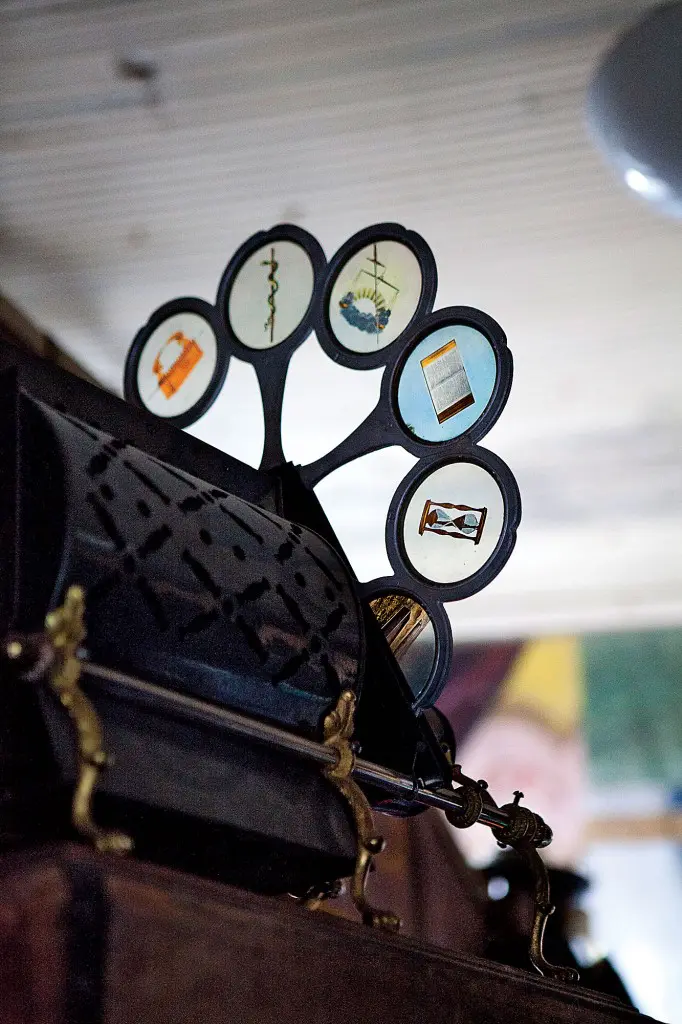 Victoriana such as this circa-1890 magic lantern, a precursor to a Kodak slide projector or latterday
PowerPoint, reigns.