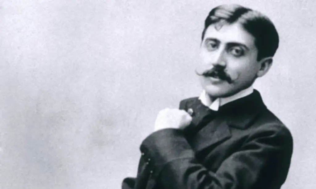 A Great Leader Dies, Food Drives the Best Novels and a Model Makes Waves: What We’re Reading