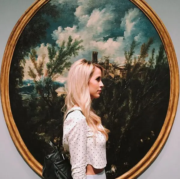 Fans were able to take portraits with their favorite works of art. (Photo by @PoorArtist)