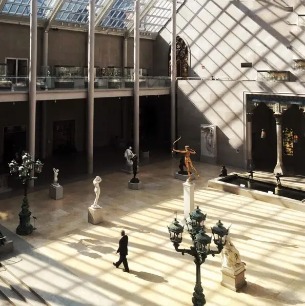 The Metropolitan Museum of Art is even more splendid after hours (or before opening in the morning. (Photo by @lisbreezy)
