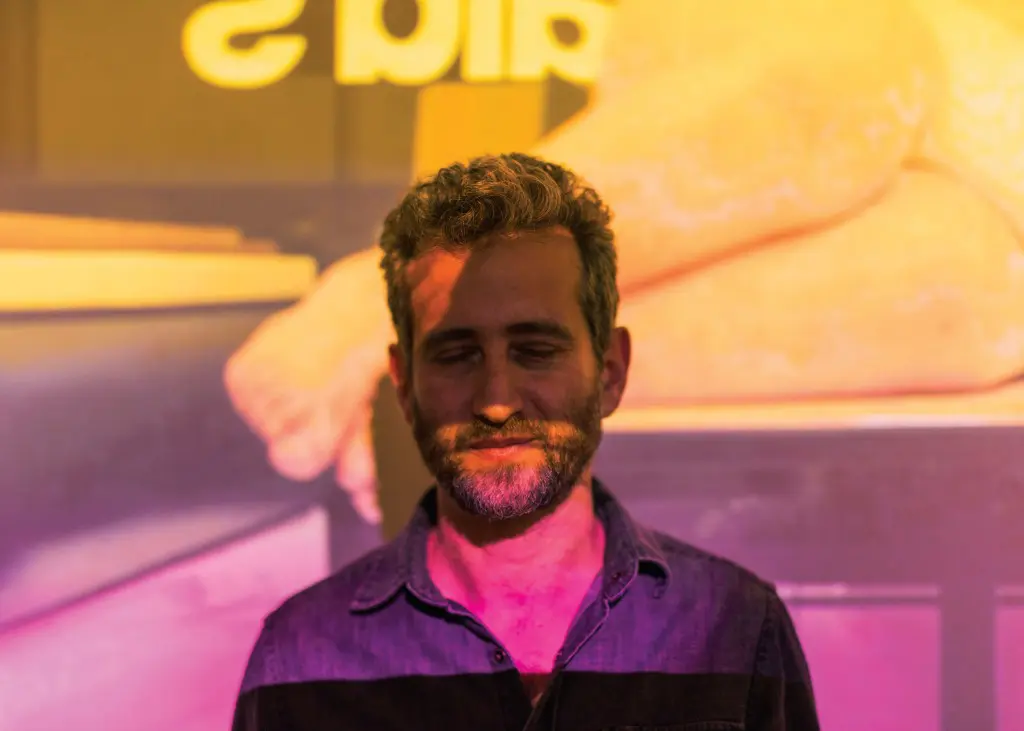 Yoshua Okón in shadow: "We have become prisoners of our own bodies." (Photo by Max Burkhalter)