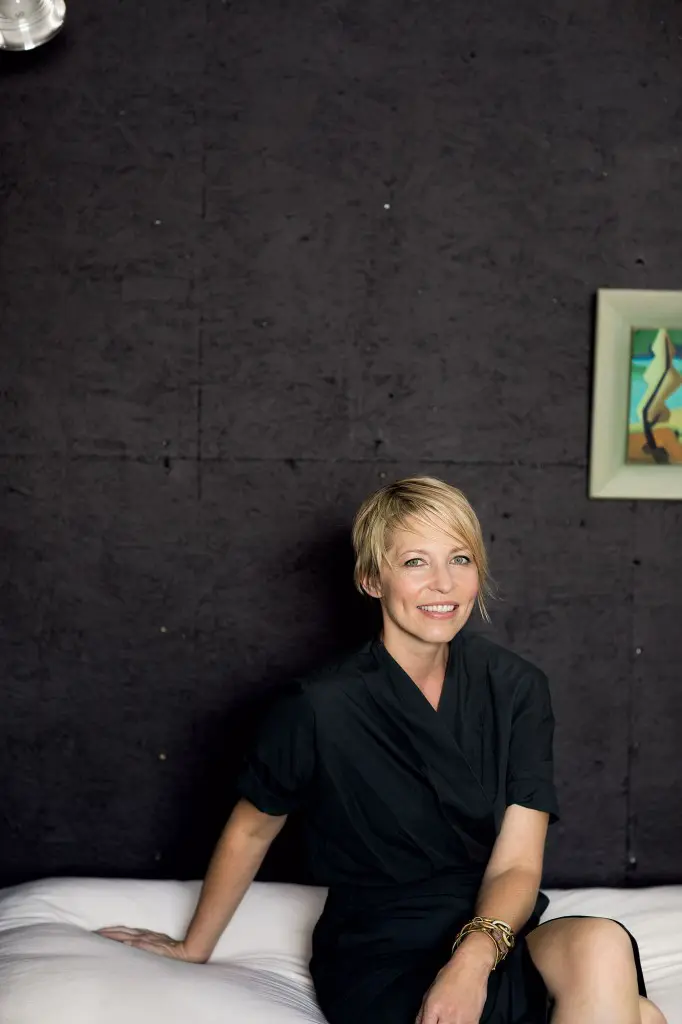 Sara Eliason in her studio. Wall painted Benjamin
Moore Black 01. Painting by Lowell Collins, from William Reaves Gallery