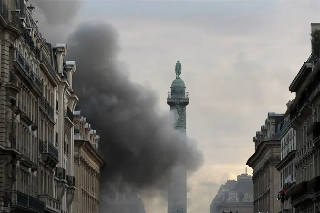 The Ritz Paris fire engulfed some famous streets in black smoke. AFP Twitter Picture.