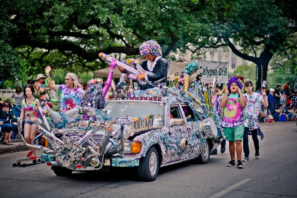 The Queen Car: High School Kids Make An Art Car That Needs to be Seen to be Believed