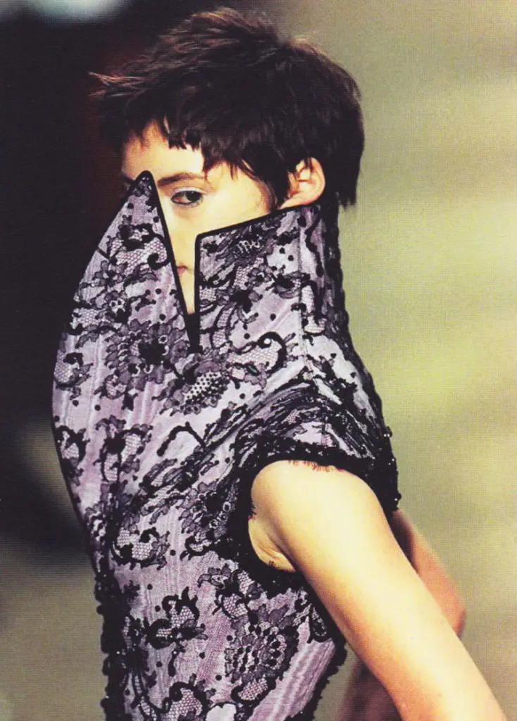 Fraser on the catwalk for Alexander McQueen's Autumn/Winter 1996 Dante Collection, London. (Photo "The Telegraph")