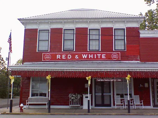 The charming Red & White Gallery in the Hill Country hamlet of Fayetteville — not your usual small-town art stop. 