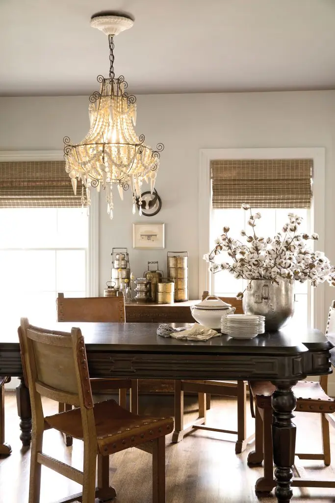 In the dining room, a collection of tiffin containers (Indian lunch boxes) sets the tone. Custom dining table manufactured by Barton’s factory in India, modeled after a 15-foot-long antique. Vintage leather chairs
found at Urban Market. Clay chandelier by Mud Studio.