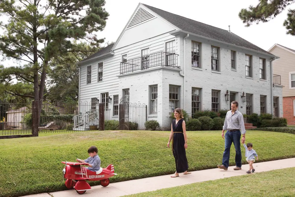 Courtney Barton, dressed in Mirth Caftans,
with husband JJ and sons Ory and Theo in
front of their 1946 Idylwood home.