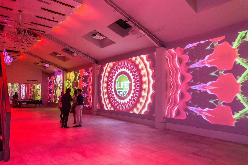 From chic art gallery to a candle-lit wedding, an elegant gala or an exclusive night club, the RGB/LED lighting transforms this venue space seamlessly.
