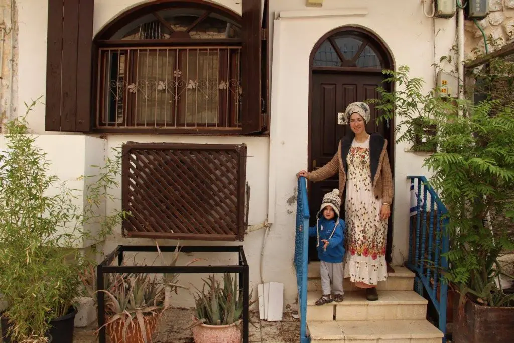 Israeli mother and child. (Photo by Maddie Coughman)