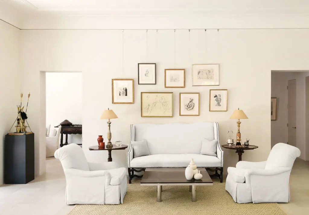 The sitting area in the living room has an antique French sofa covered in beige linen that was purchased at the HADA Show. On the 1960-era smoked-glass-and-chrome coffee table sit ceramics by Eva Zeisel, who inspired Jonathan Adler, along with ceramics by Adler. Above the sofa hangs a collection of lithographs in shades of black and white by Picasso, Toulouse-Lautrec, Renoir and Matisse, and a Rembrandt etching made during the artist’s lifetime. The Kramers began acquiring Old Masters and 20th-century works on paper in the early days of their marriage; Lauren’s parents, Francey and Dr. Martin L. Gecht, left a celebrated collection of post-Impressionist and modernist prints and drawings to the Art Institute of Chicago.