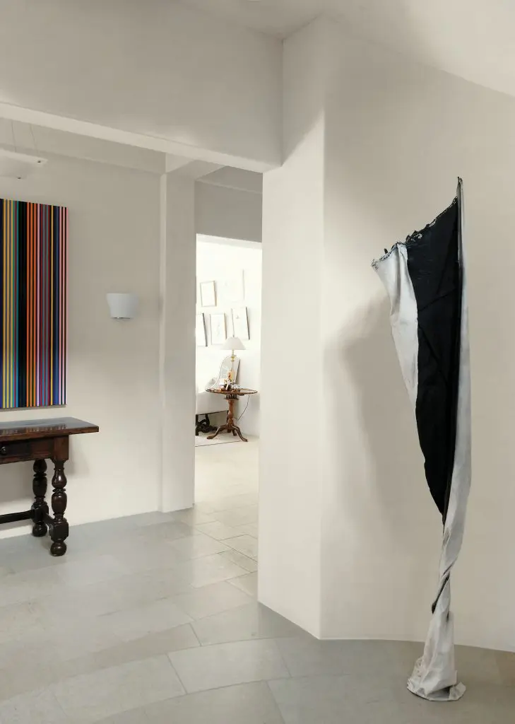 In the foyer, two contemporary works by Houston talents: a Joseph Havel sculpture from Hiram Butler Gallery fills a niche, and a Rob Reasoner painting from McClain Gallery hangs over the 19th-century French console table purchased at the Theta Charity Antiques Show.