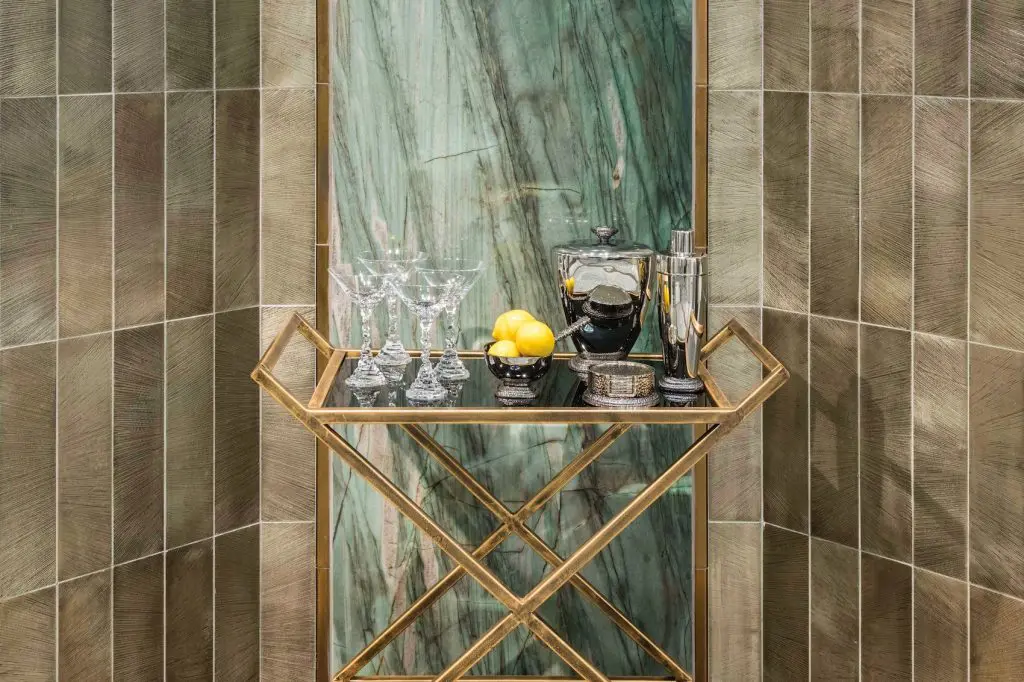 Vignette featuring Bronze Gloss