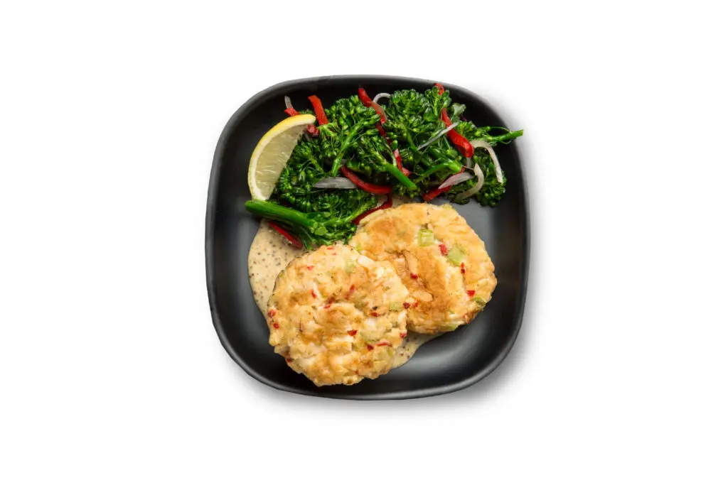 Creole fab cakes with broccolini and red peppers