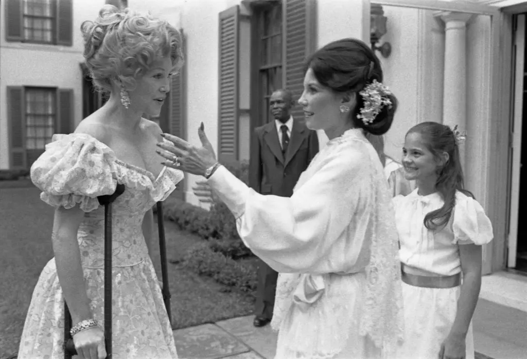 Joanne King Herring greeted by chair lady Linda McReynolds. Herring came despite a jogging injury that put her on crutches.