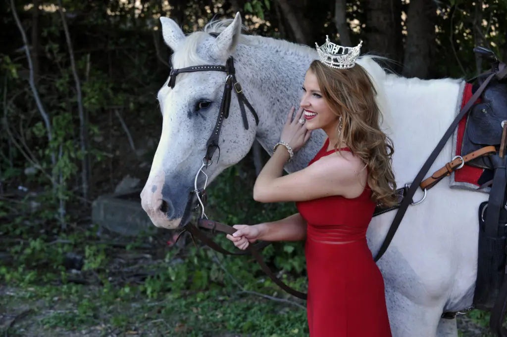 Miss Texas Caroline Carothers with horse, Pepper