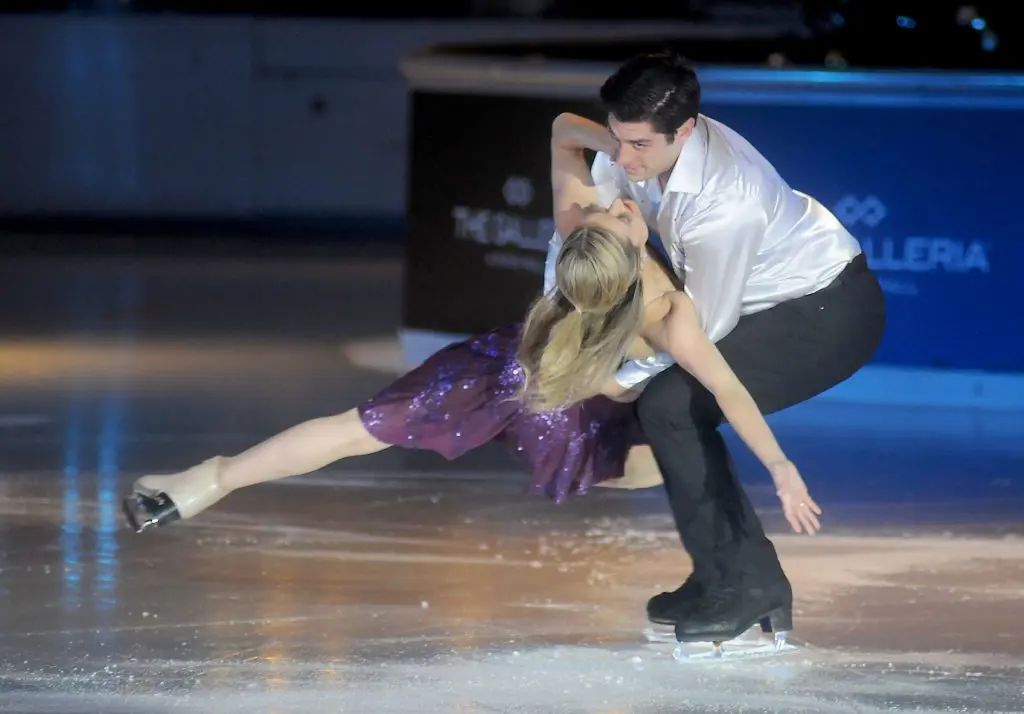Professional skaters give the Galleria tree lighting some extra dramatics.