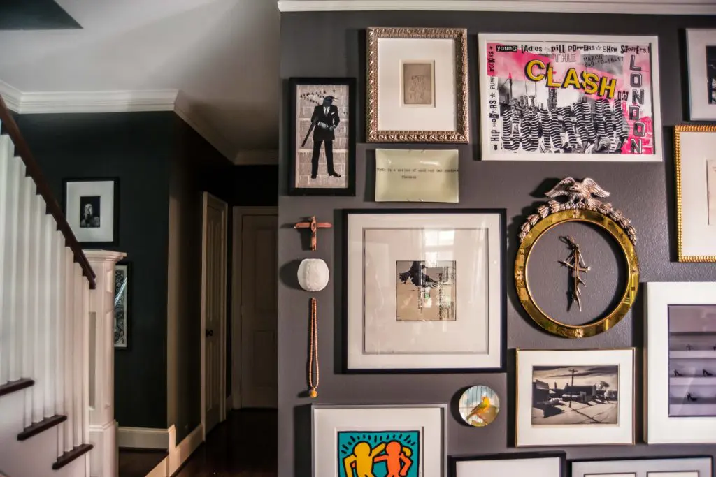Dining-room gallery wall displays Van Hayes silkscreens; a photo by Achor Hayes’ father; Keith Haring serigraph Best Buddies from
Haring’s Pop Shop, purchased during New York Fashion Week in the 1980s; Allison V. Smith’s Prada Marfa photograph; John Derian
dish; The Clash poster, a souvenir from a London concert.
