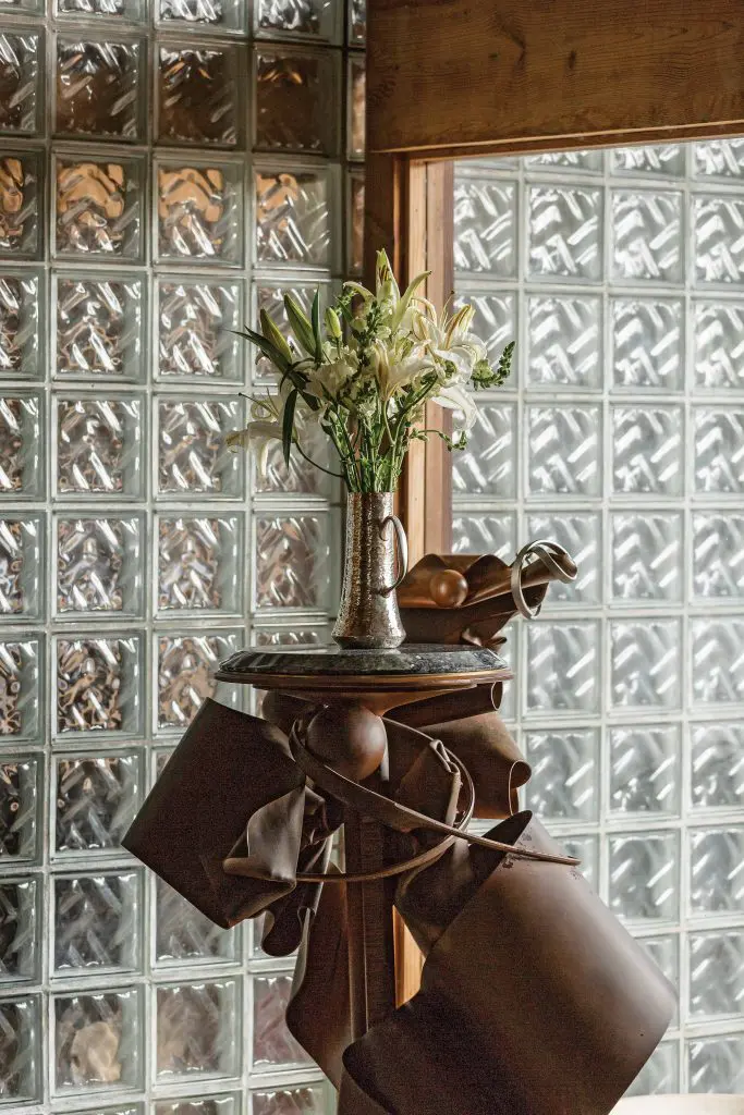 At the entrance, an Albert Paley sculpture becomes a pedestal for a hand-hammered
sterling silver pitcher by Tapio Wirkkala. (Paley’s most visible Houston commission is the sculpture in Wortham Theater Center foyer.)
