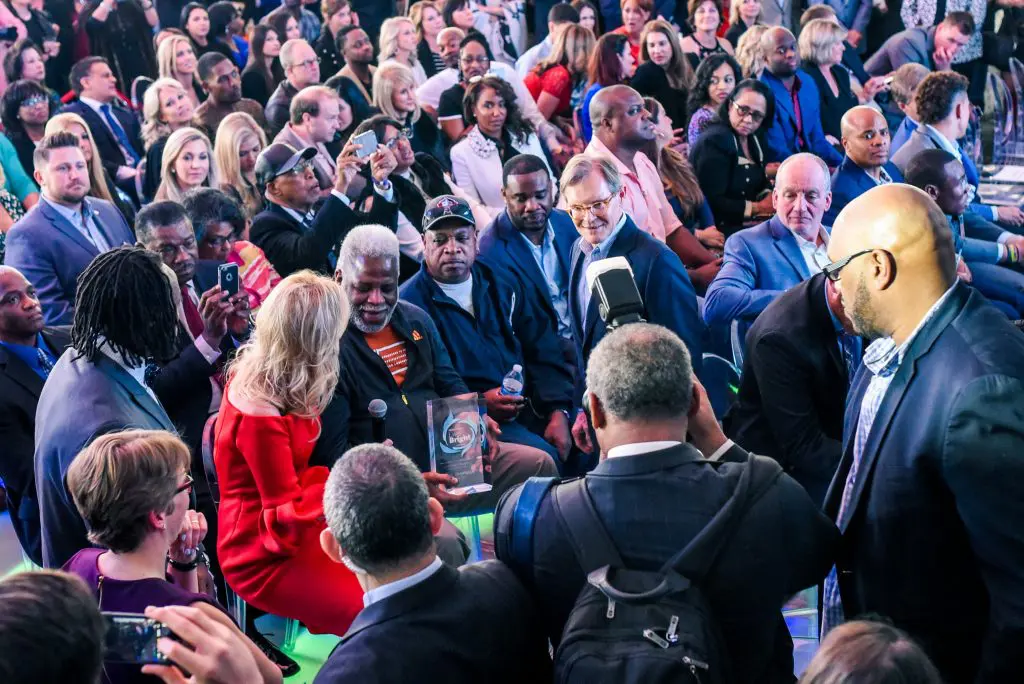Sandra Lee awards Earl Campbell with BBVA Compass Give Brighter Award