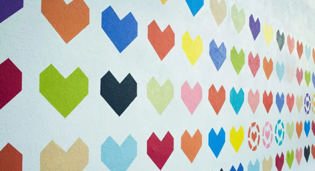 Dallas’ Perfect Instagram Spot: Fashionable Tech Innovators Unveil a Stunning Heart Wall