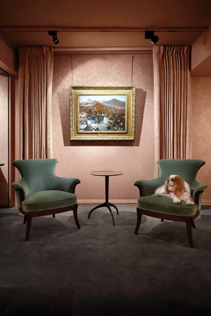 Long’s beloved Cavalier King Charles, Andy II,
in the viewing room with John Singer Sargent’s
Bedouin Encampment, 1906