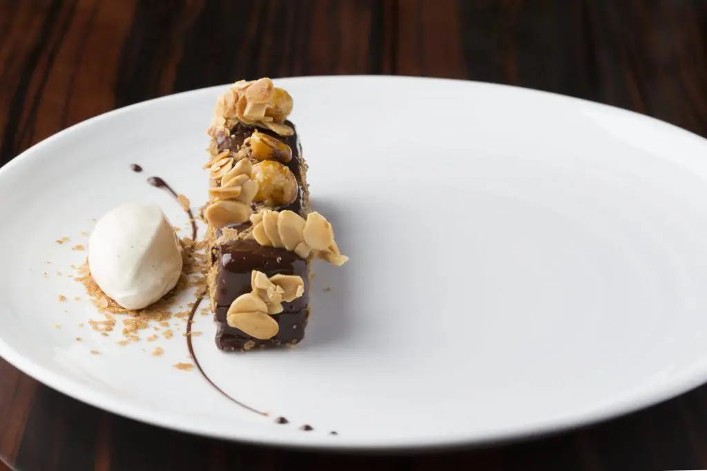 Chocolate Bar with praline crunch and chocolate cremeaux