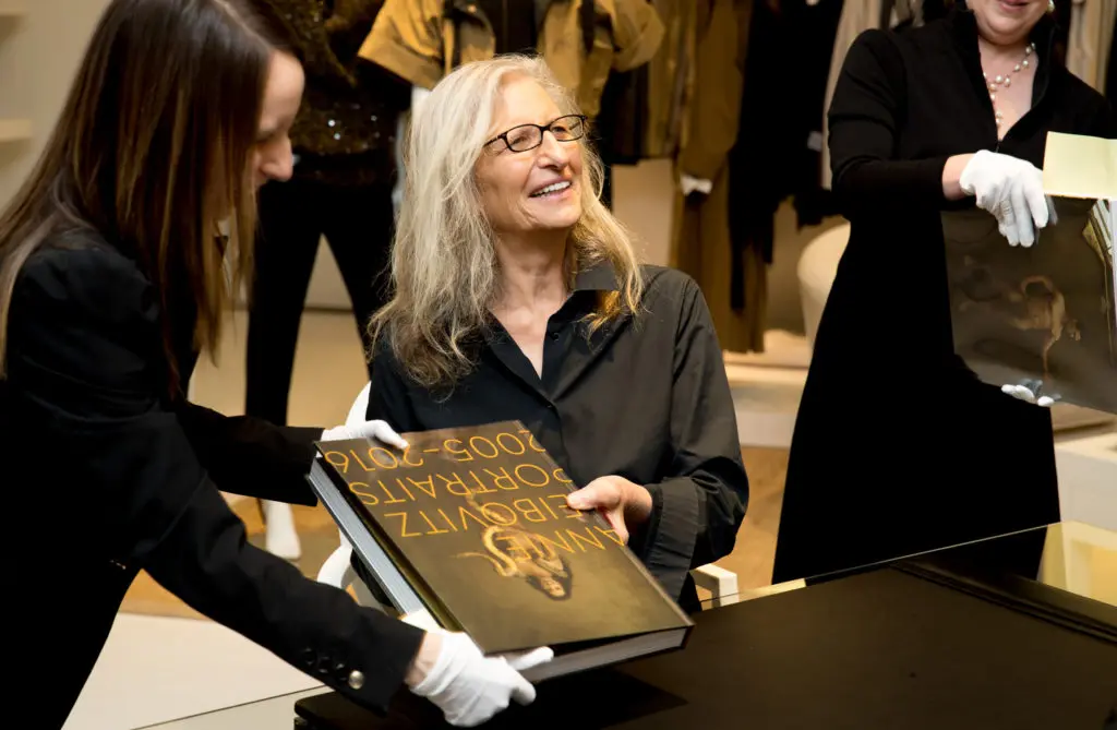 Annie Leibovitz Regals Texans with Stories of the Queen: Inside Buckingham Palace and Celebrity Homes Everywhere — a Life Through Portraits