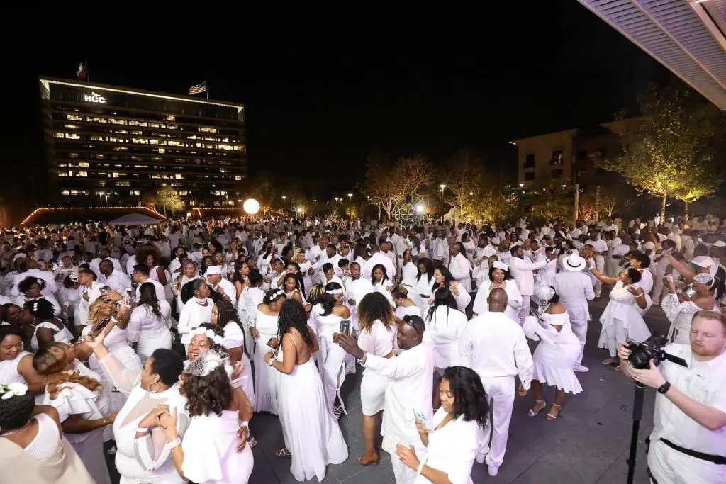More than 2,000 all-white attendees enjoying the musical entertainment at Le Dîner en Blanc - Houston 2017 